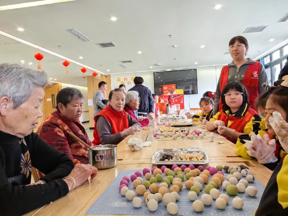 誠(chéng)德醫(yī)養(yǎng)中心丨“元宵聯(lián)歡” 繪就幸福畫(huà)卷，情暖佳節(jié)